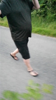 Keluar dan Tentang Dengan Kaki Nilon Dalam Birkenstocks pada waktu pagi