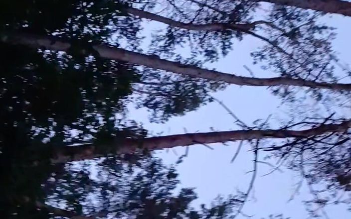 Lesbian-illusion: Kita Berkongkek Berisiko Di Dalam Hutan