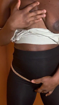 Sexy ebano africana con pelle di cioccolato in piedi cazzo