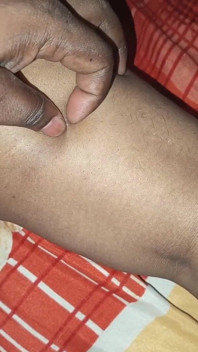 Le pénis de mon frère est très épais et il entre à l’intérieur pour déchirer mon sexe.