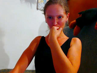 AnnaNotIdealAngel: Biceps恋物癖）我展示我强壮的二头肌在运动中被抽插，在波尔巴穿着黑色礼服的训练中擦伤