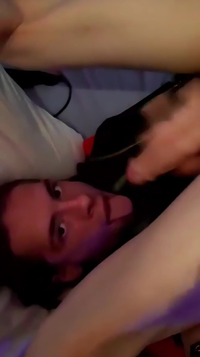 LoonaFemboy: Loona shemale trans streelt een cumshot op haar gezicht omdat...