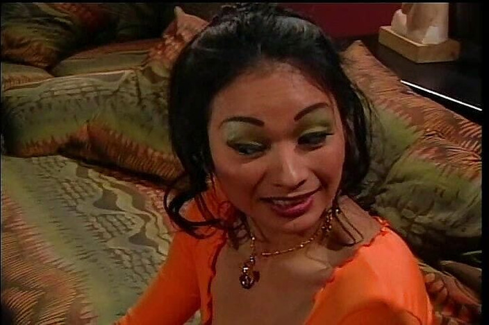 Perv Milfs n Teens: Азіатка з великими цицьками трахає жорсткий член своєю мокрою кицькою