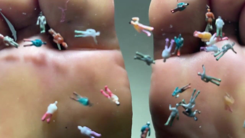 Pink Foxx: Pink Foxx Giantess Foot Play