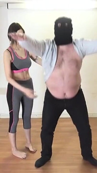 La Ragazza in Palestra Domina La Grassa Sottomessa Mascherata