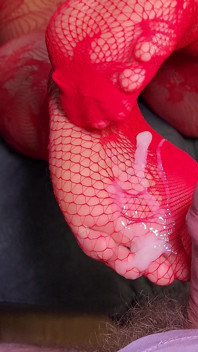 Footjob von chubby in roten Spitzenstrümpfen und schwarzem höschen