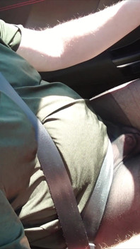 ナイロンボーイが黒いパンティストッキングで車を運転している