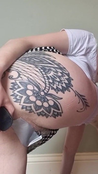 Vlastní naivní ženy zkouší buttplugs v nové práci