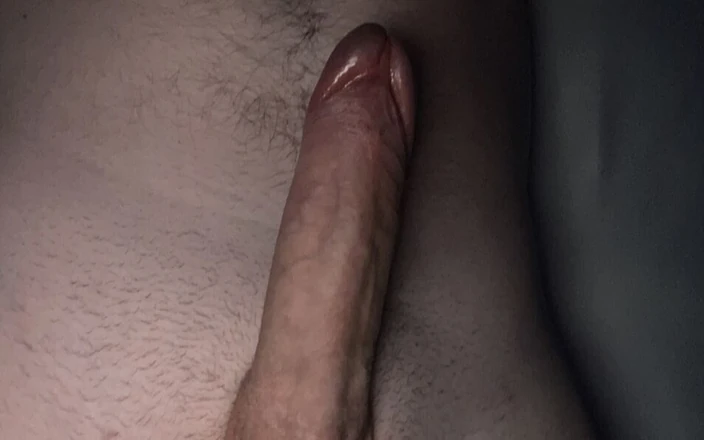 sly997: Возбужденная тинка трахает мокрую карманную киску