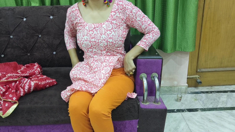 Saarabhabhi6: Młoda napalona macocha chce penisa swojego młodszego przyrodniego syna i...