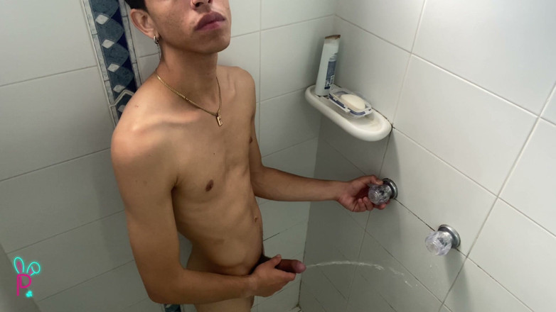 Isak pervert: Hot Young Man Dances in His Room and Moves His...