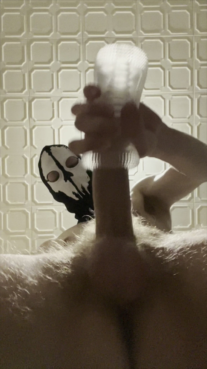 Johnny69227: Pulă sexy de 7 inci (18 cm) deținută de un twink mascat...