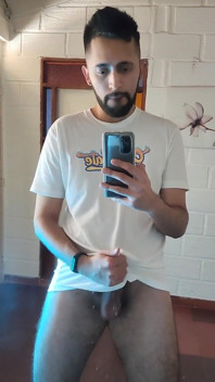 Masturbándome y corriéndose a través de mi camiseta blanca