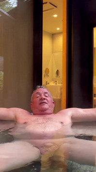 Berbogel dan masuk ke dalam tab mandi panas.