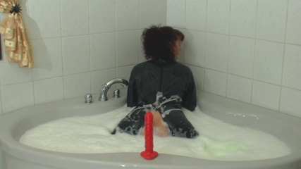 Rubber & Clinic Studio - 1ATOYS: Rilassarsi nella gomma nella jacuzzi