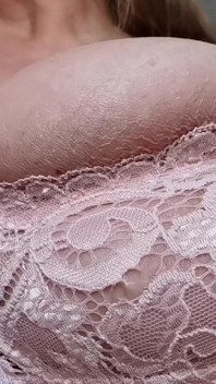 Vidéo en POV, des seins énormes sur ton visage