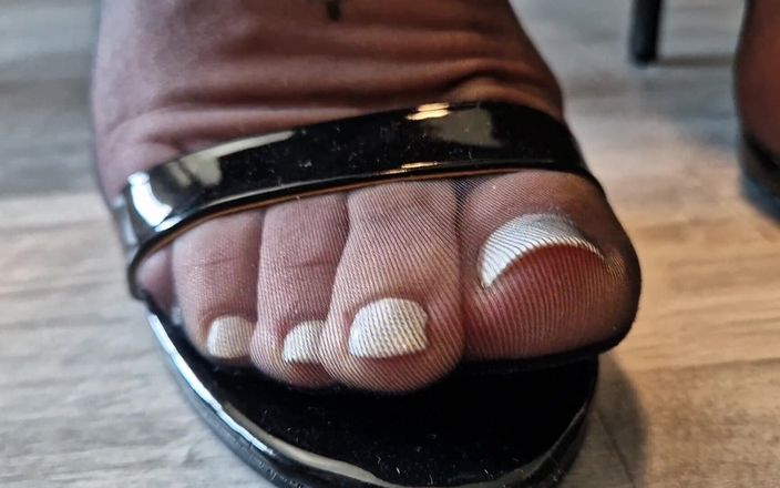 EricSkyMDH: Nylonsohlen-hure wird wieder gemolken