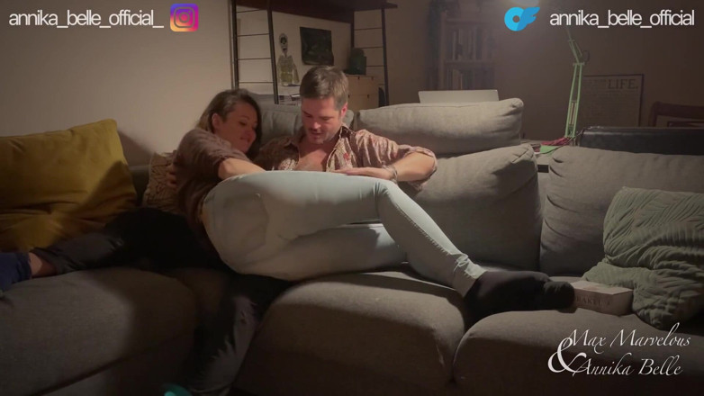 Max and Annika: Hete sensuele couch-seks + beste voorspel - echt amateurpaar zoent
