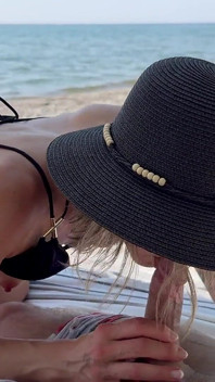 Manželka dostane creampie a výstřik na obličej od manžela a přítele na pláži