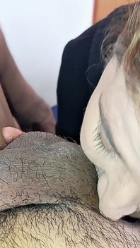 彼女はインフルエンザでチンポとボールを吸う
