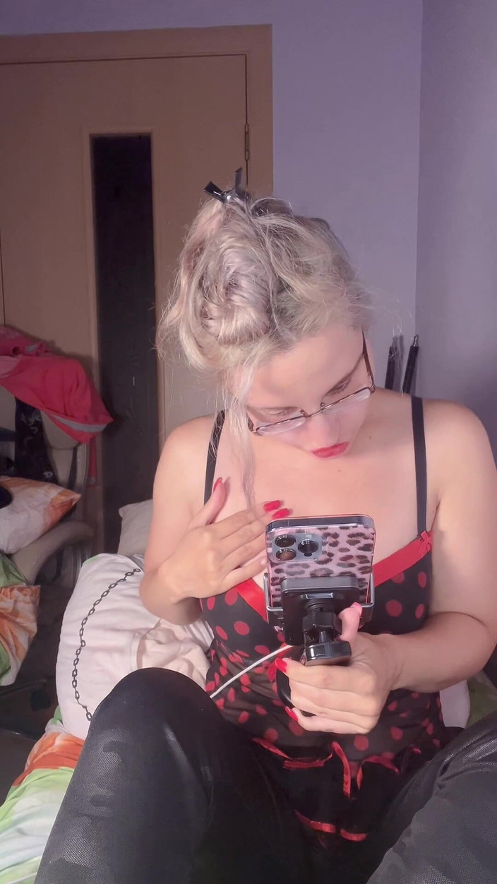 FinDom Goaldigger: Dependenta de țâțe non nud