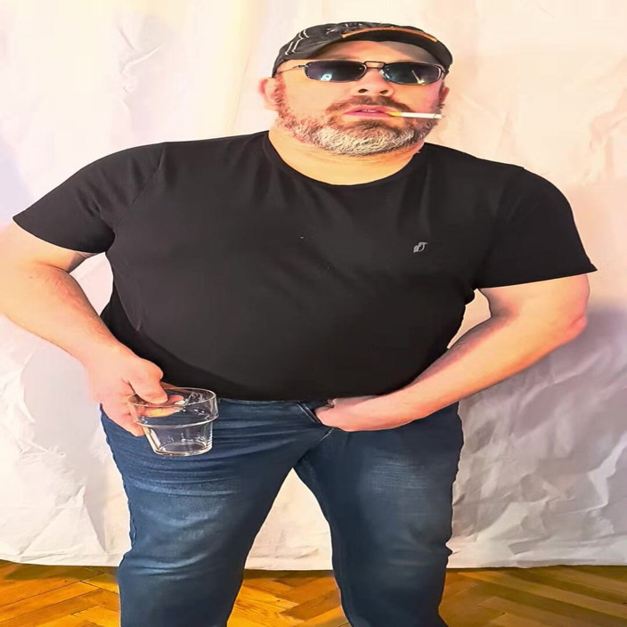 Bawdybear: Îmbrăcat cu ochelari de soare cool, răsfață-te cu o pișare...