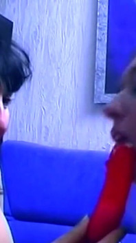 Gagică blondă umple o brunetă matură cu acțiune cu vibrator care picură
