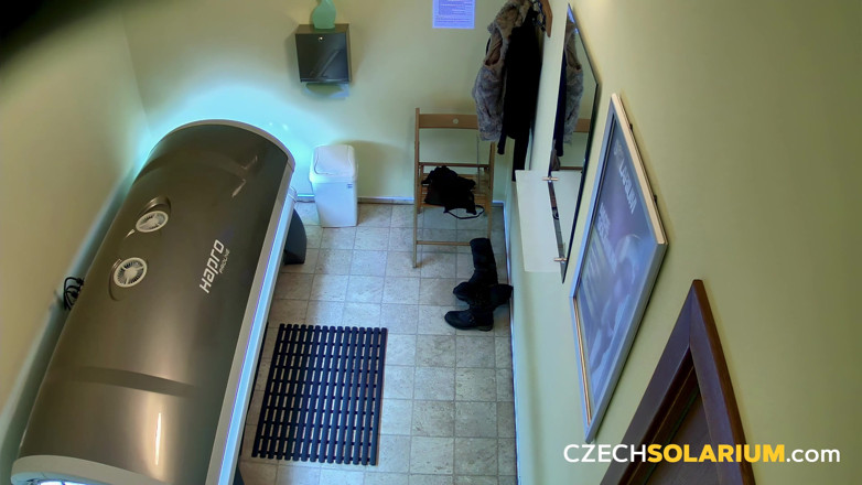 Czech Solarium: Tjeckiskt Solarium 121: Bystig brunett visar upp sina massiva bröst