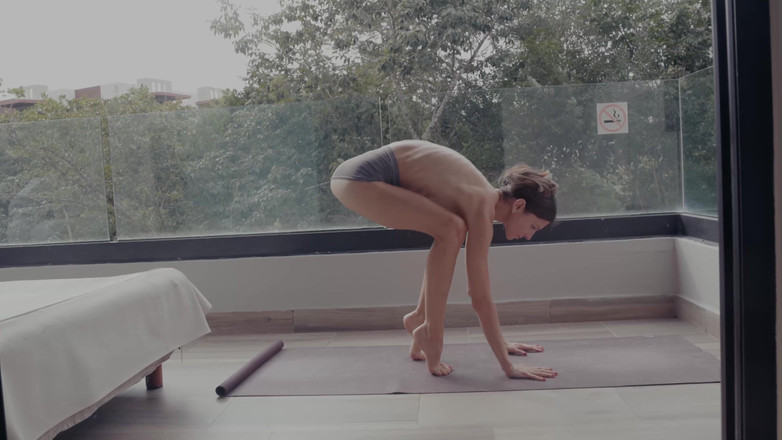 Gina Gerson: Yoga desnudo en el balcón