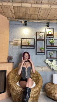 장난감 섹스로 집에서 자위하는 완벽한 쿠시룸의 Delgad Girl