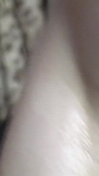 Juguetona morena MILF muestra leche fresca
