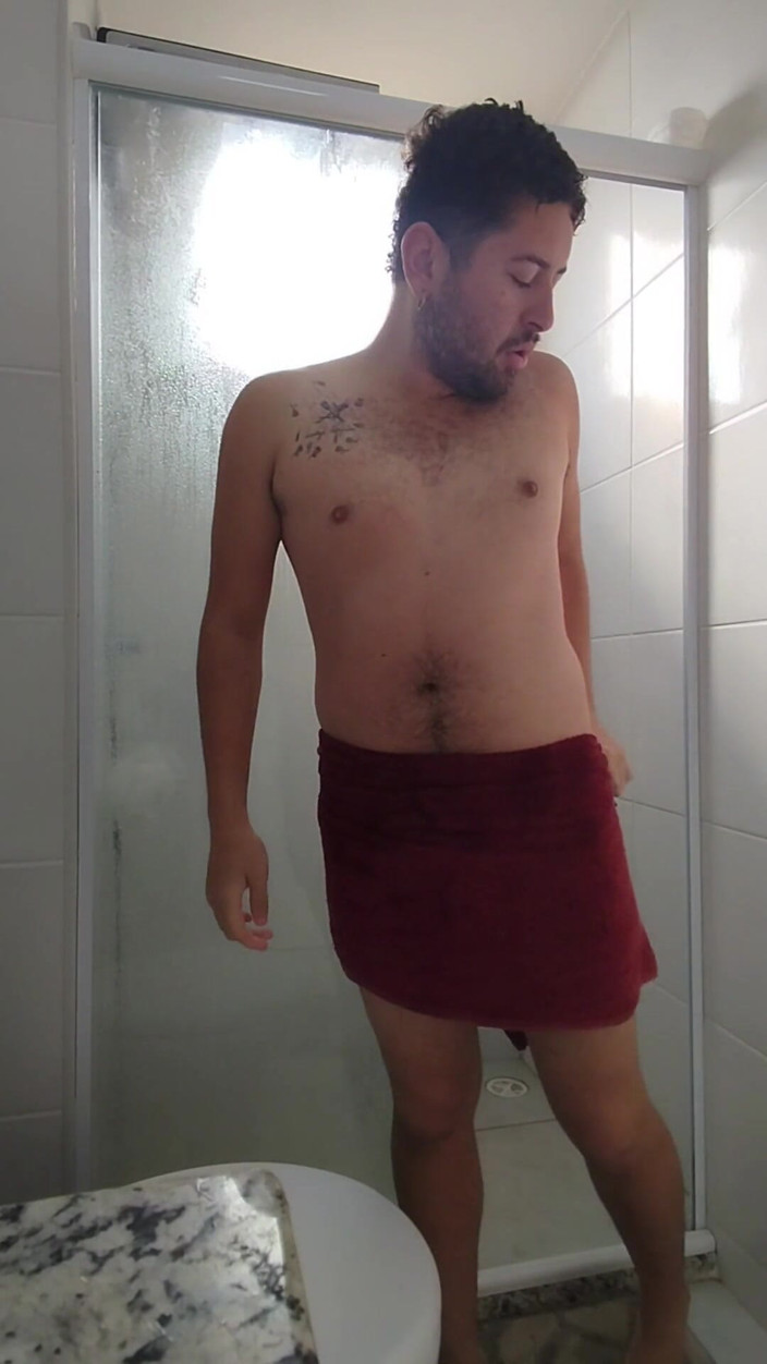 Marcosninfo: First Shower of the Day After a Fuck.