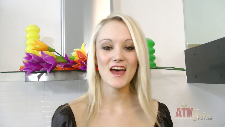 ATKIngdom: Amateur meisje masturbeert