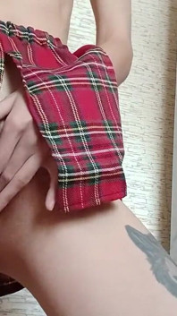 Magrinha estudante de uniforme escolar se masturba depois da faculdade