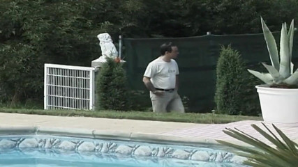 Freaks on Cocks: Vulpea matură este futută în piscina ei