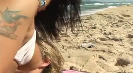 Hot Pornstars: O brunetă uimitoare se fute anal și în pizdă pe o plajă
