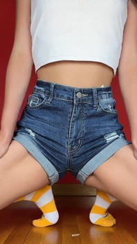 2° pantaloncini di jeans attillati stuzzicano da una magra teen - sexy culo solista e adorazione del corpo con la carina ragazza asiatica Littlelewdluna