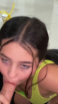 Küçük üvey kız kardeşime doğum günü için güzel bir anal sikiş yapıyorum