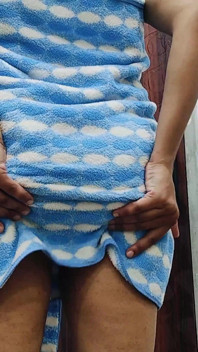 Awek berpantat gelembung di tandas melancap dengan timun
