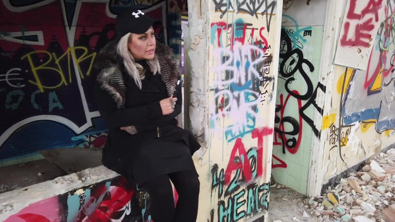 Fetish videos by Alex: Blonde dame raucht eine elektronische zigarette