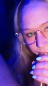 Blonda țâțoasă este încântată să dea unui tânăr futai adânc în gât până când mănâncă spermă
