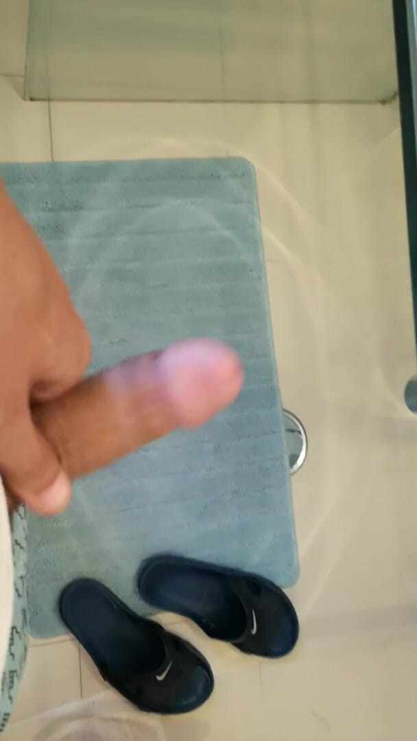 Rafael Torreano: Un jeune mec masqué se branle et lâche une éjac