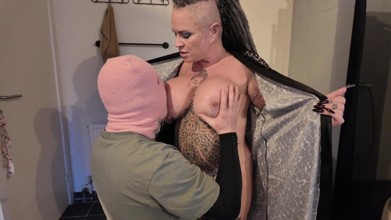 Domina Dark: Mama vitregă îl ia pe fiul vitreg în baie