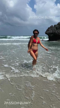 Frumusețe Publică Relaxantă Și Distracție În Bikini Sexy