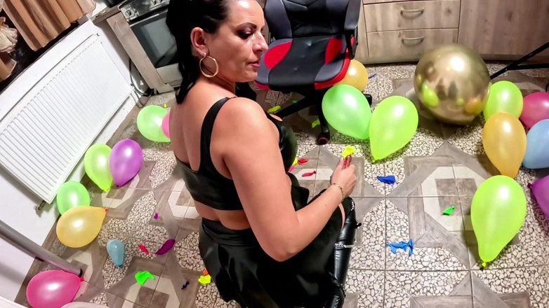 MilfyCalla: Surowa kara za balon skórzany. 