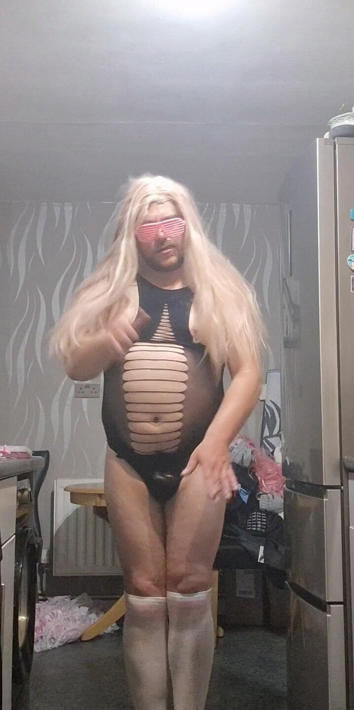 Tinychubman: Sexy cazzo piccolo sissy Alicia-sissy-smallz si diverte finalmente.