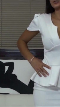 Sofia Cucci genießt es mit ihrer hand in den slips