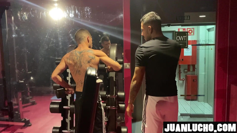 Juan Lucho Gay: Гей-пары занимаются сексом в отеле