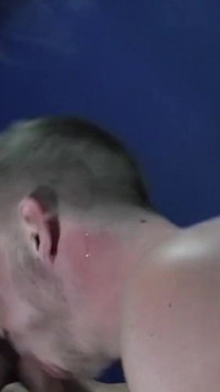 Mooie jonge blonde geneukt door XXL