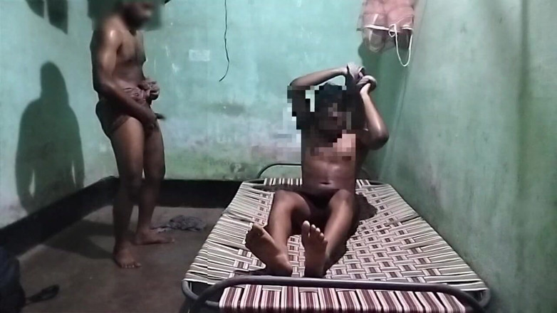 Desi Tits: Bunicul vecin a futut un băiat băiețel